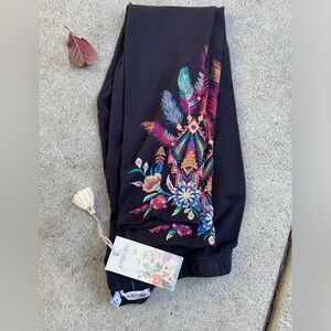 JOHNNY WAS NWT EMBROIDERED LEGGINGS size small